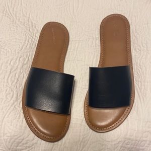 Like new Universal Thread Kerrigan Slide Sandals